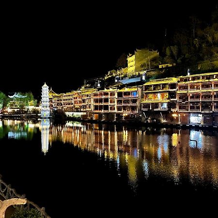 Lqj Riverside Guest House Фэнхуан Экстерьер фото