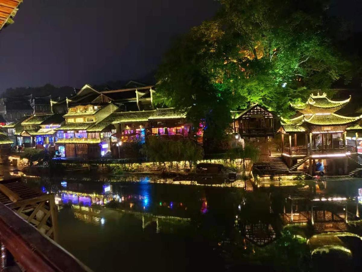 Lqj Riverside Guest House Фэнхуан Экстерьер фото