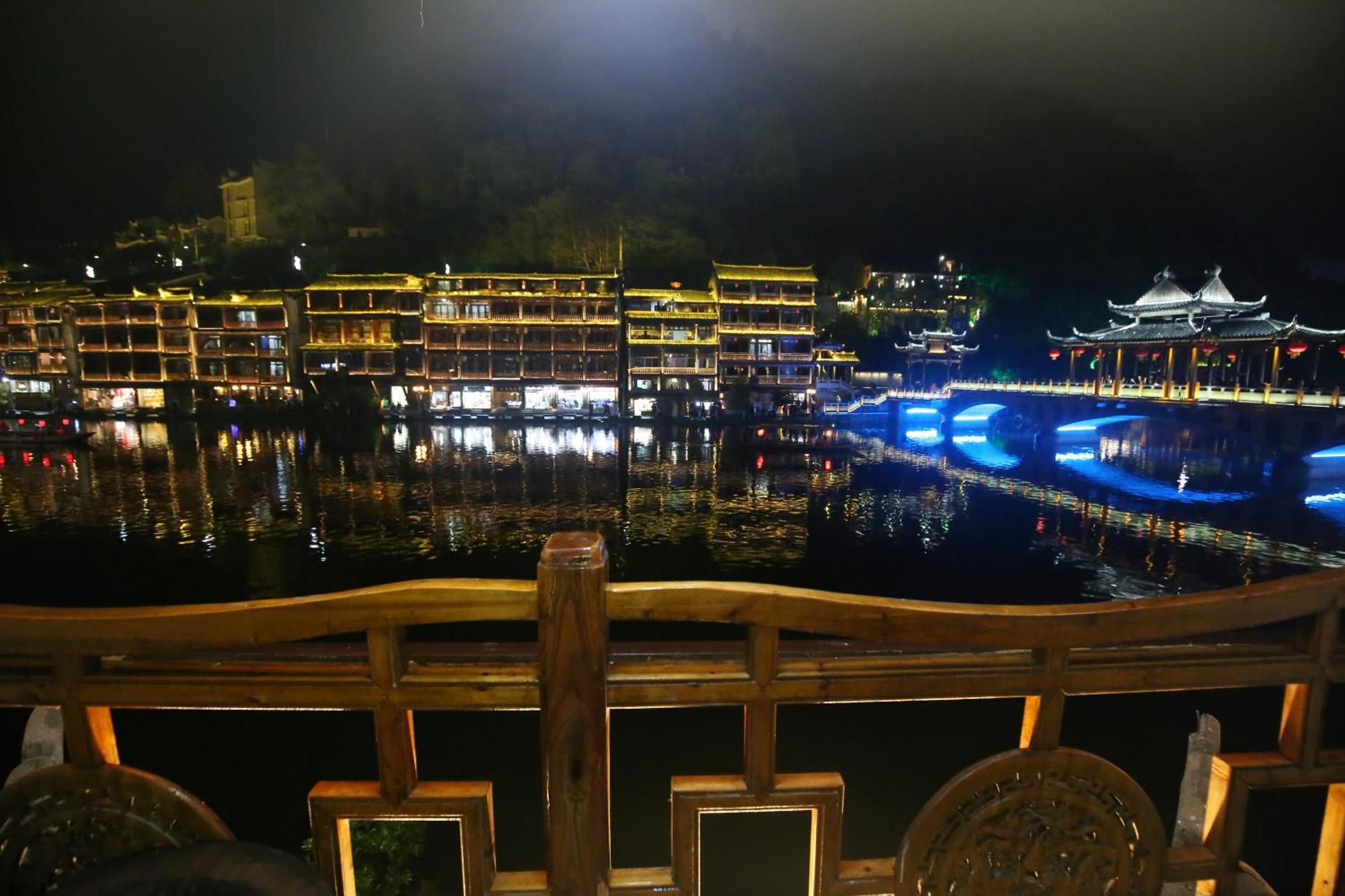 Lqj Riverside Guest House Фэнхуан Экстерьер фото
