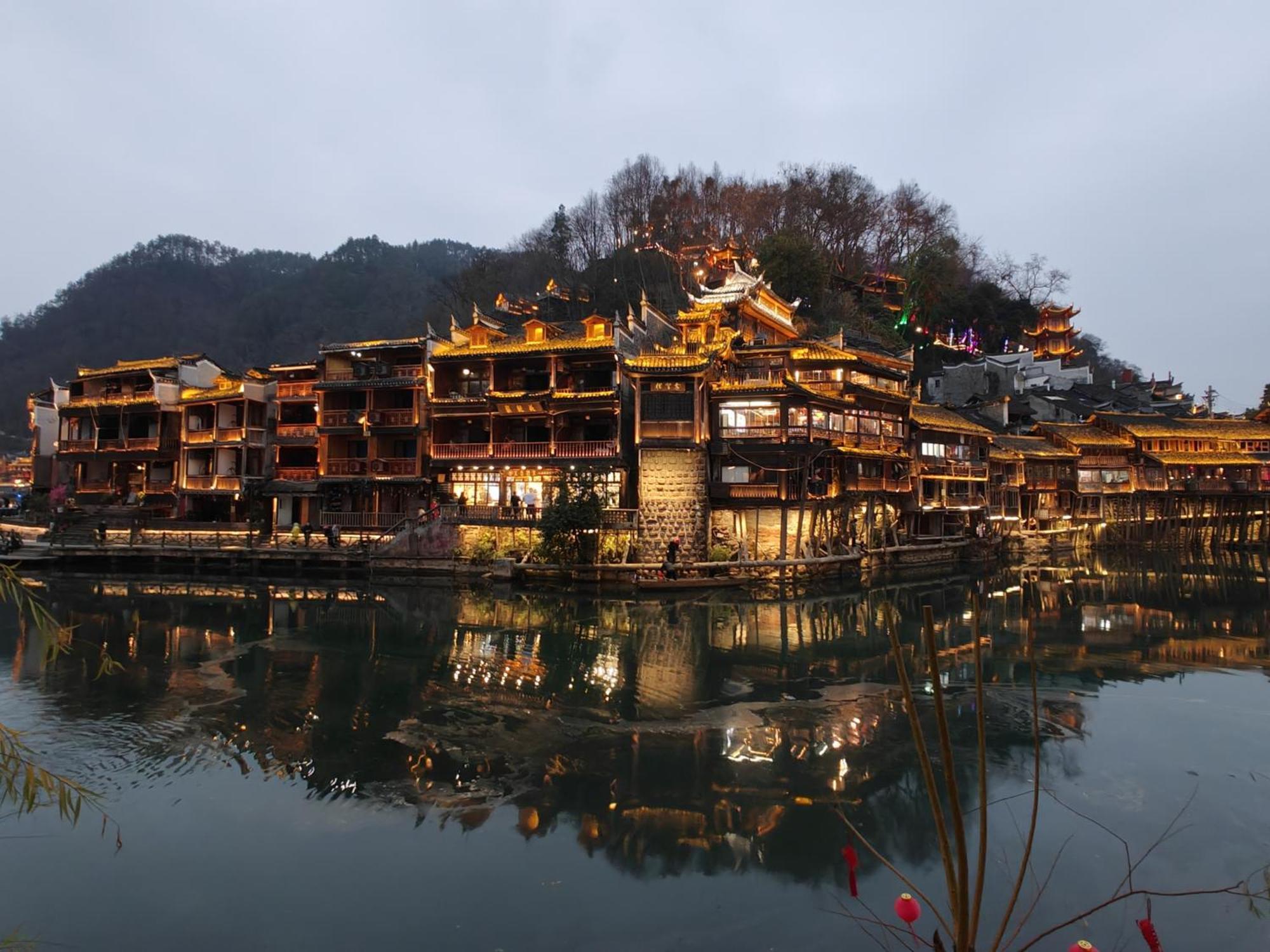 Lqj Riverside Guest House Фэнхуан Экстерьер фото