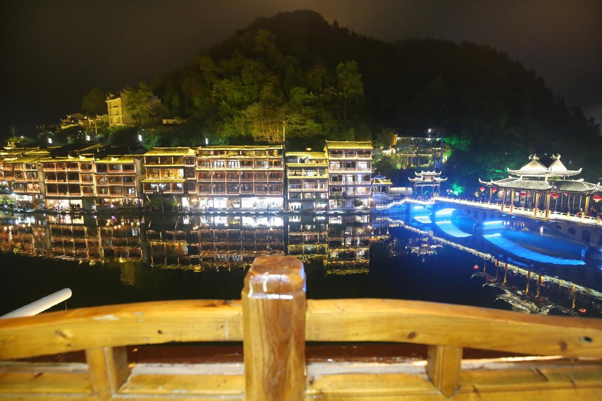 Lqj Riverside Guest House Фэнхуан Экстерьер фото